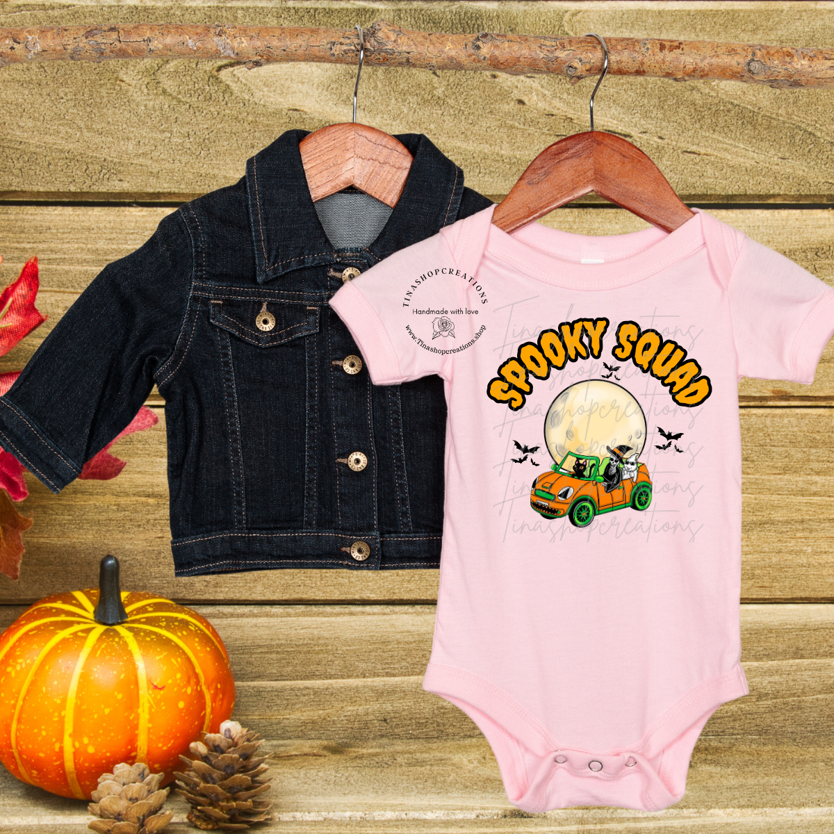 Mono/camiseta personalizada de Spooky Squad: Paseo en coche de Halloween bajo la luna llena con murciélagos