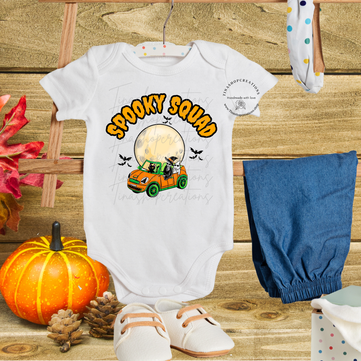 Mono/camiseta personalizada de Spooky Squad: Paseo en coche de Halloween bajo la luna llena con murciélagos