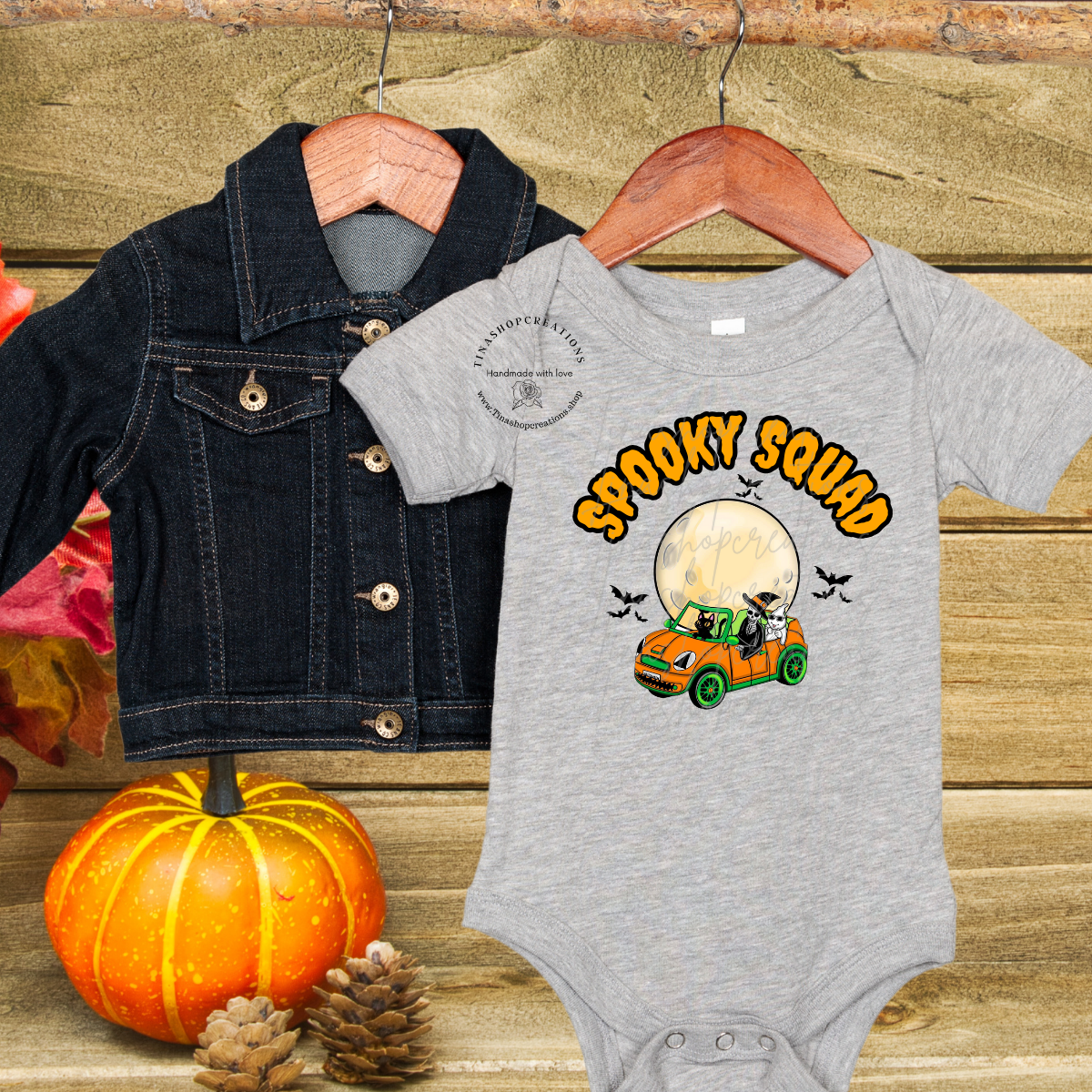 Mono/camiseta personalizada de Spooky Squad: Paseo en coche de Halloween bajo la luna llena con murciélagos