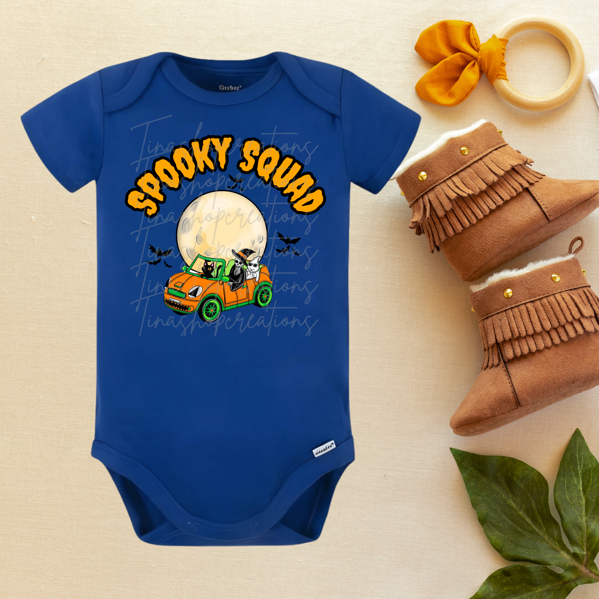 Mono/camiseta personalizada de Spooky Squad: Paseo en coche de Halloween bajo la luna llena con murciélagos
