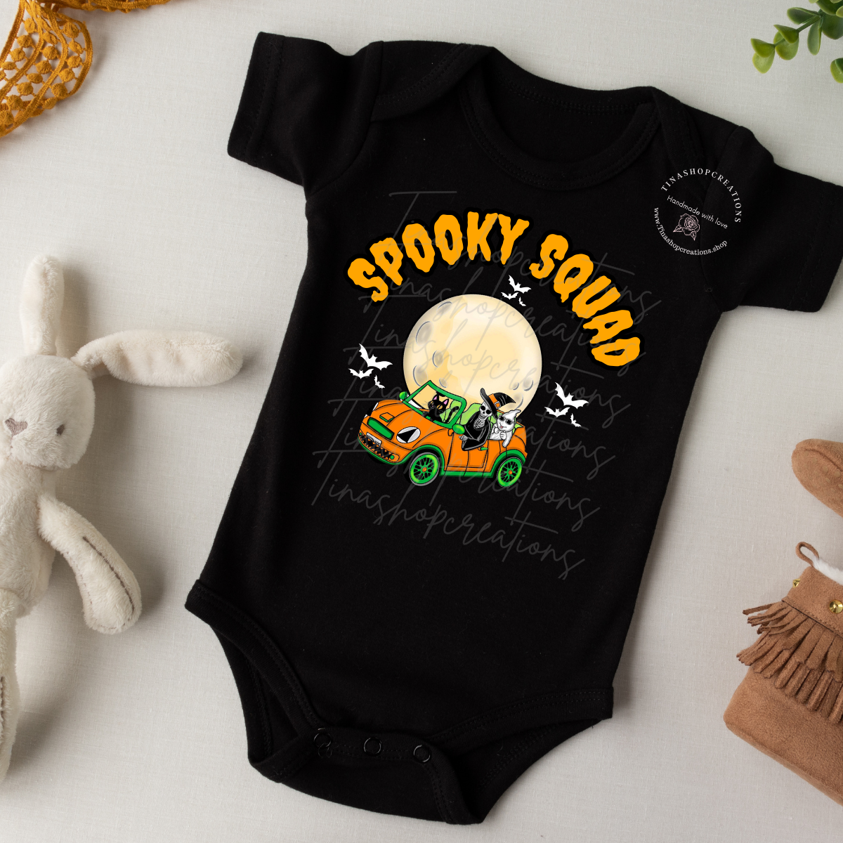 Mono/camiseta personalizada de Spooky Squad: Paseo en coche de Halloween bajo la luna llena con murciélagos