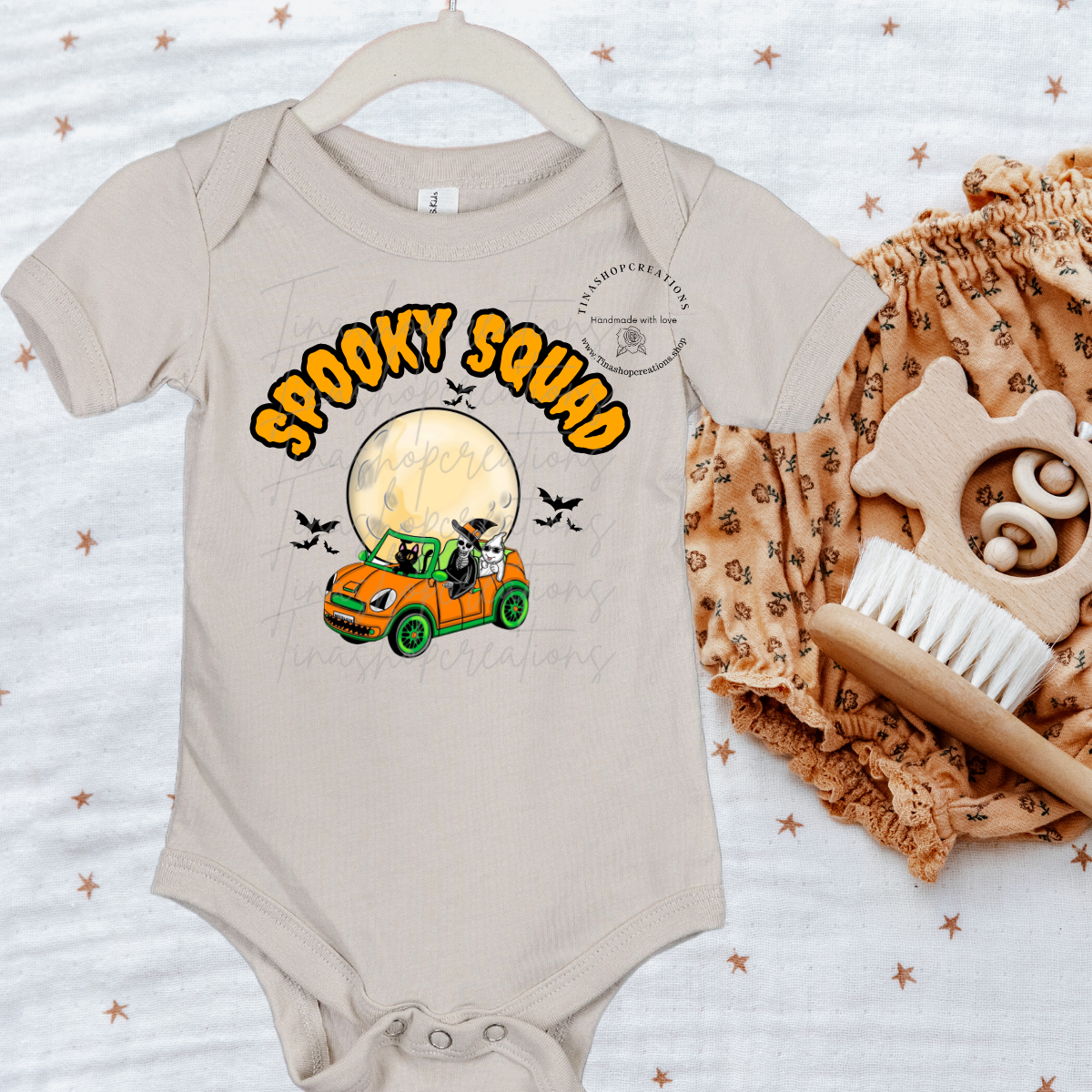 Mono/camiseta personalizada de Spooky Squad: Paseo en coche de Halloween bajo la luna llena con murciélagos
