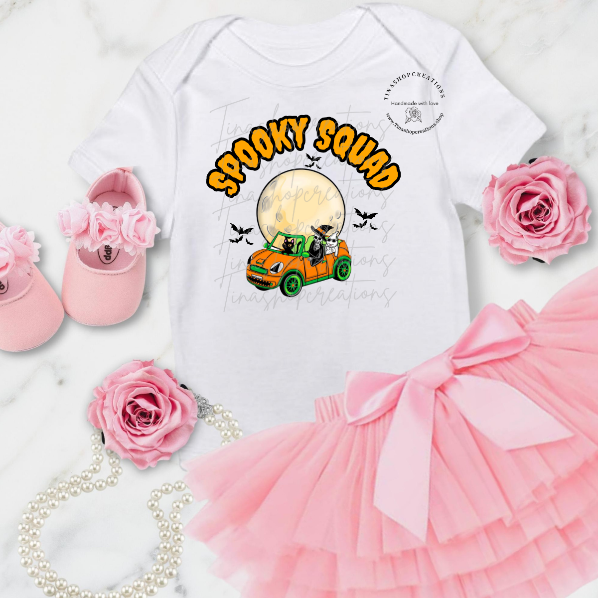 Mono/camiseta personalizada de Spooky Squad: Paseo en coche de Halloween bajo la luna llena con murciélagos