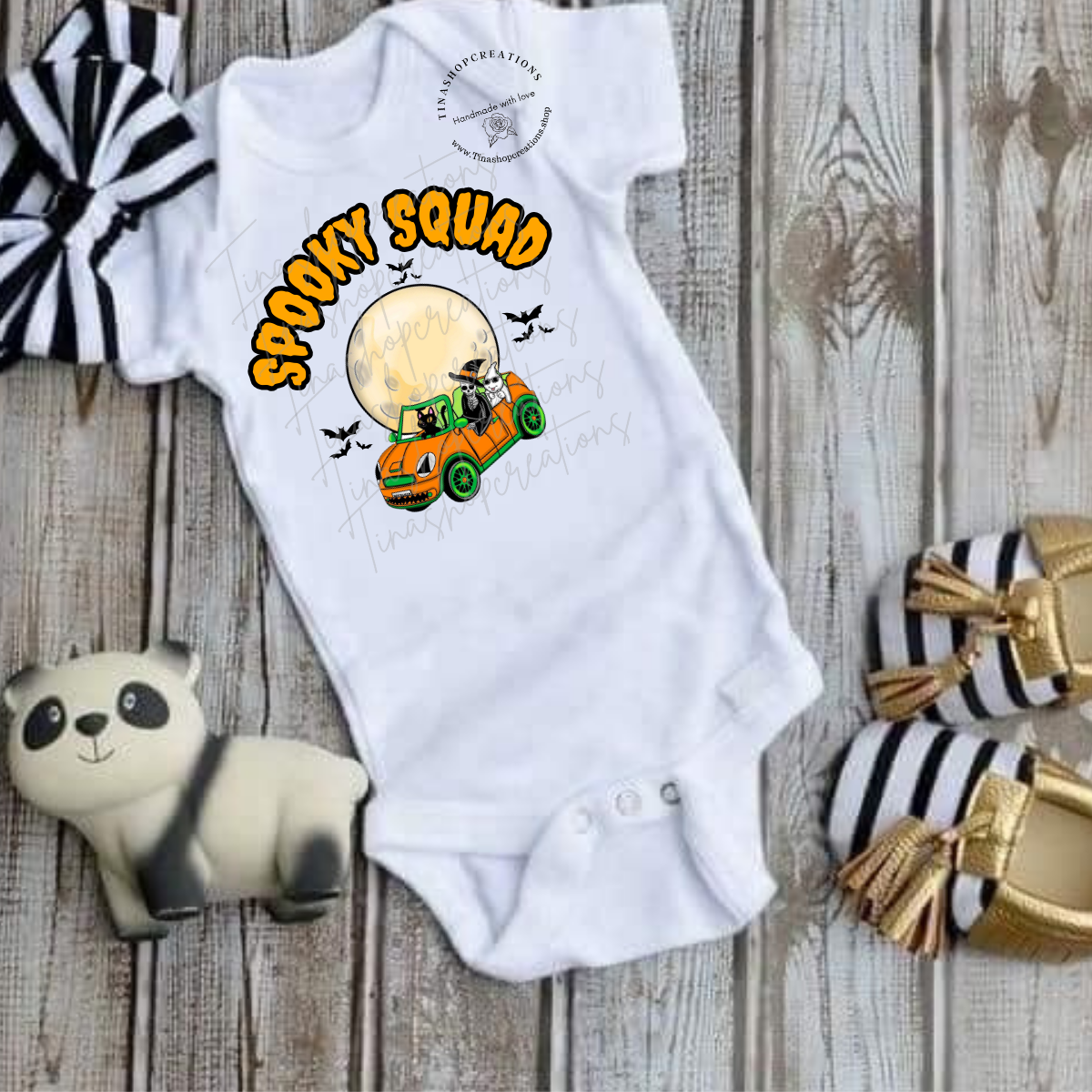 Mono/camiseta personalizada de Spooky Squad: Paseo en coche de Halloween bajo la luna llena con murciélagos