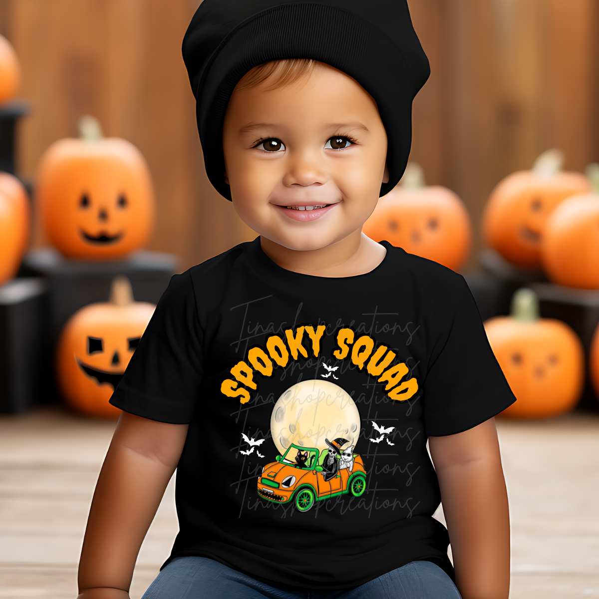 Mono/camiseta personalizada de Spooky Squad: Paseo en coche de Halloween bajo la luna llena con murciélagos